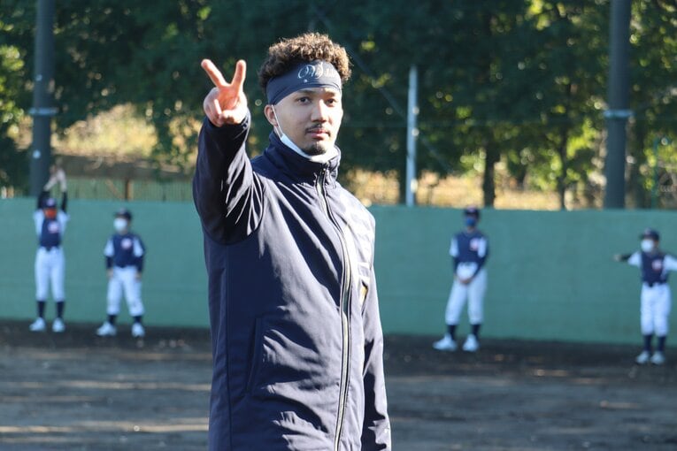 野球教室の一コマ。声をかけるとVサイン