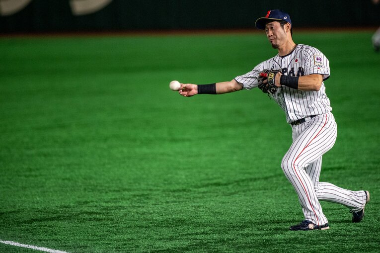 源田にエールを送った西武・外崎（19年プレミア12）　©︎Nanae Sanuki