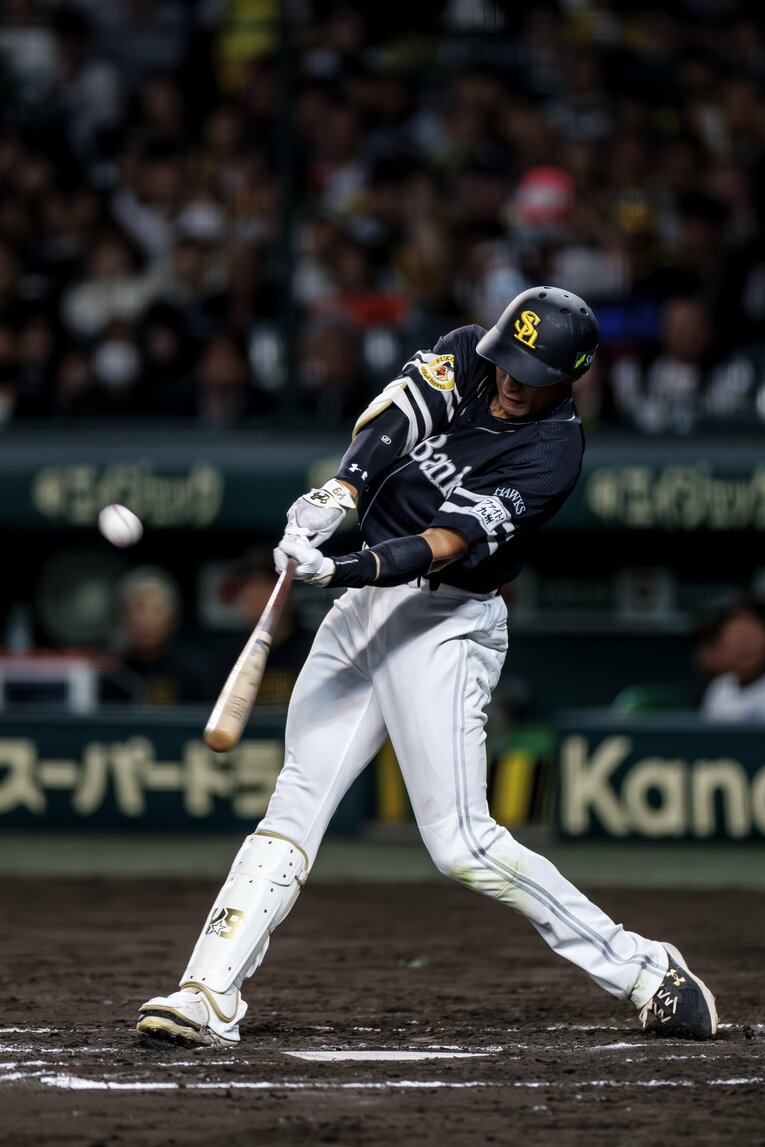 柳田悠岐、ホームランの瞬間。外角低めいっぱい、150kmのストレートだった　©Kiichi Matsumoto