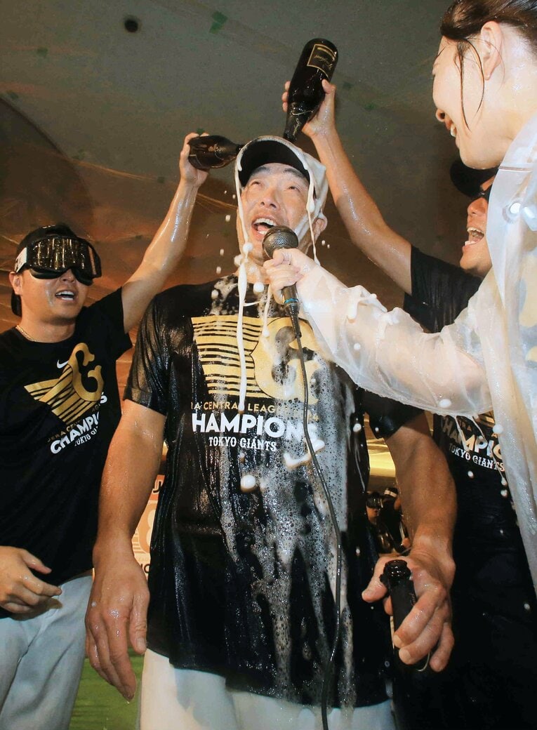 ビールかけでの阿部監督（代表撮影）　©JIJI PRESS