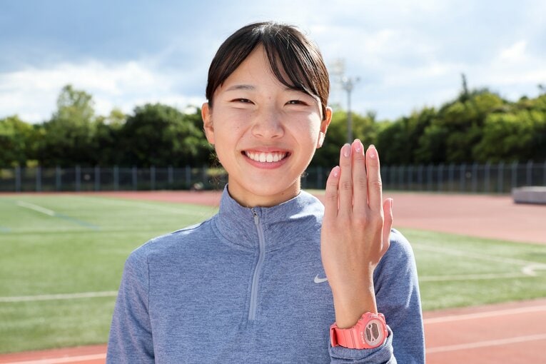 この日のツメには可愛らしいハートマークのネイルが　©Shigeki Yamamoto