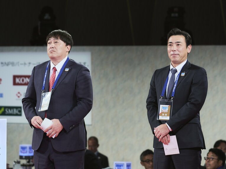 楽天の石井一久GMと中日の荒木雅博本部長補佐　©Yuki Suenaga