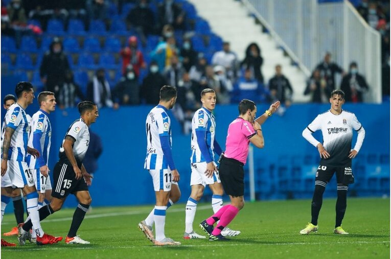 柴崎岳vs岡崎慎司が《ユニフォームを引っ張ってバチバチ》 撮影カメラマンが凍えそうな雨中で捉えた“熱いバトル”の瞬間(10)