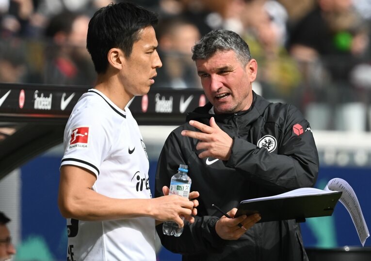 監督補佐のアンガーシュミッドから指示をうける長谷部　©JIJI PRESS