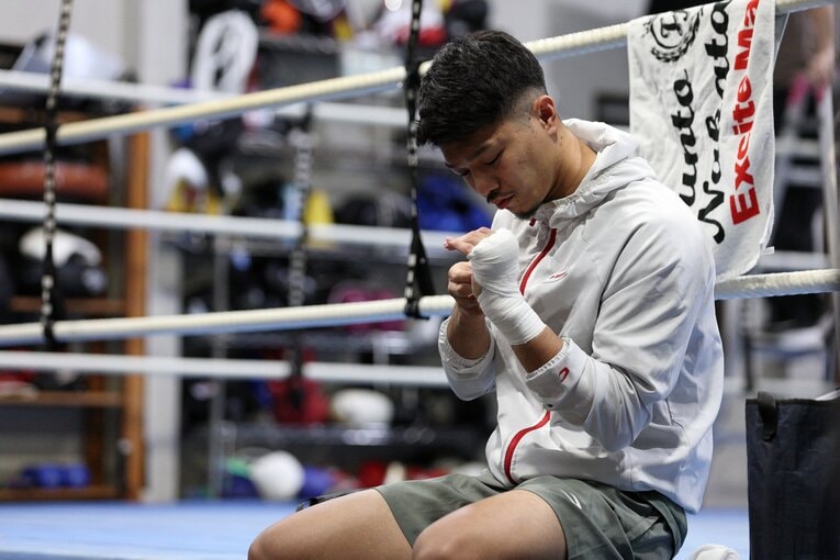 M.Tボクシングジムでトレーニングの準備をする中谷潤人　©️Shigeki Yamamoto