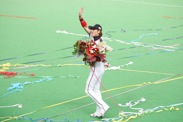 花束を受け取りファンに挨拶　©︎Kouji Asakura