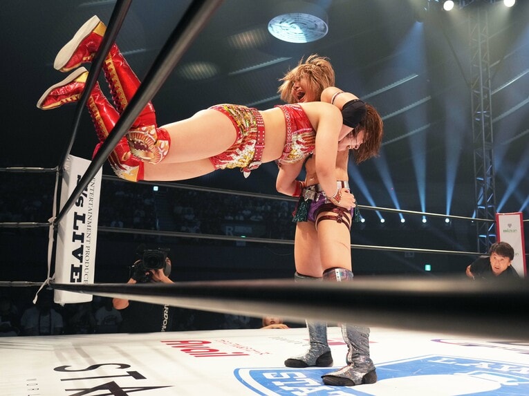 フェイスバスターを狙う朱里　©Essei Hara