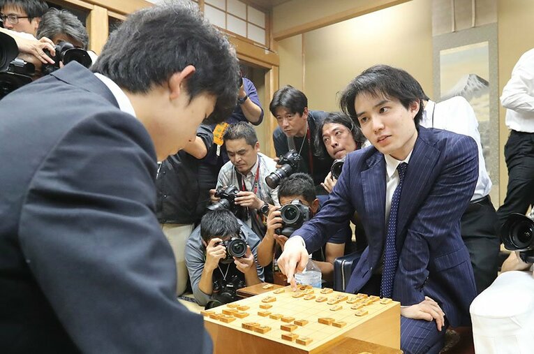 2017年竜王戦決勝トーナメントでの佐々木勇気五段。藤井聡太四段の連勝記録を「29」で止めた ／ photograph by JIJI PRESS