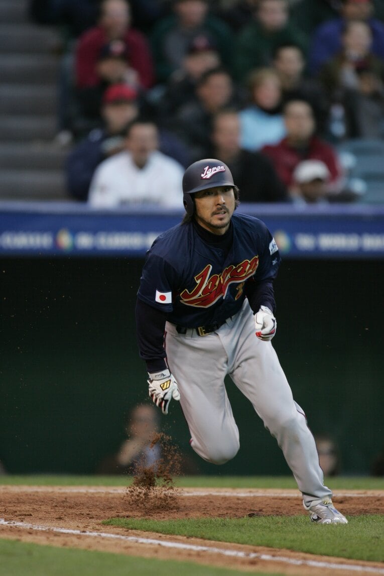 日本代表のユニフォームで全力疾走する小笠原道大　©Naoya Sanuki