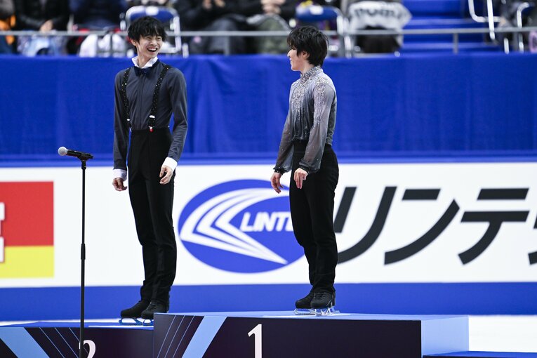 表彰台で笑い合う島田高志郎と宇野昌磨　©Asami Enomoto