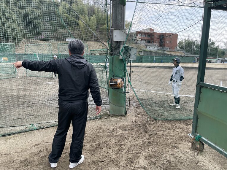 2025年4月撮影、京都廣学館高校コーチ　©︎NumberWeb