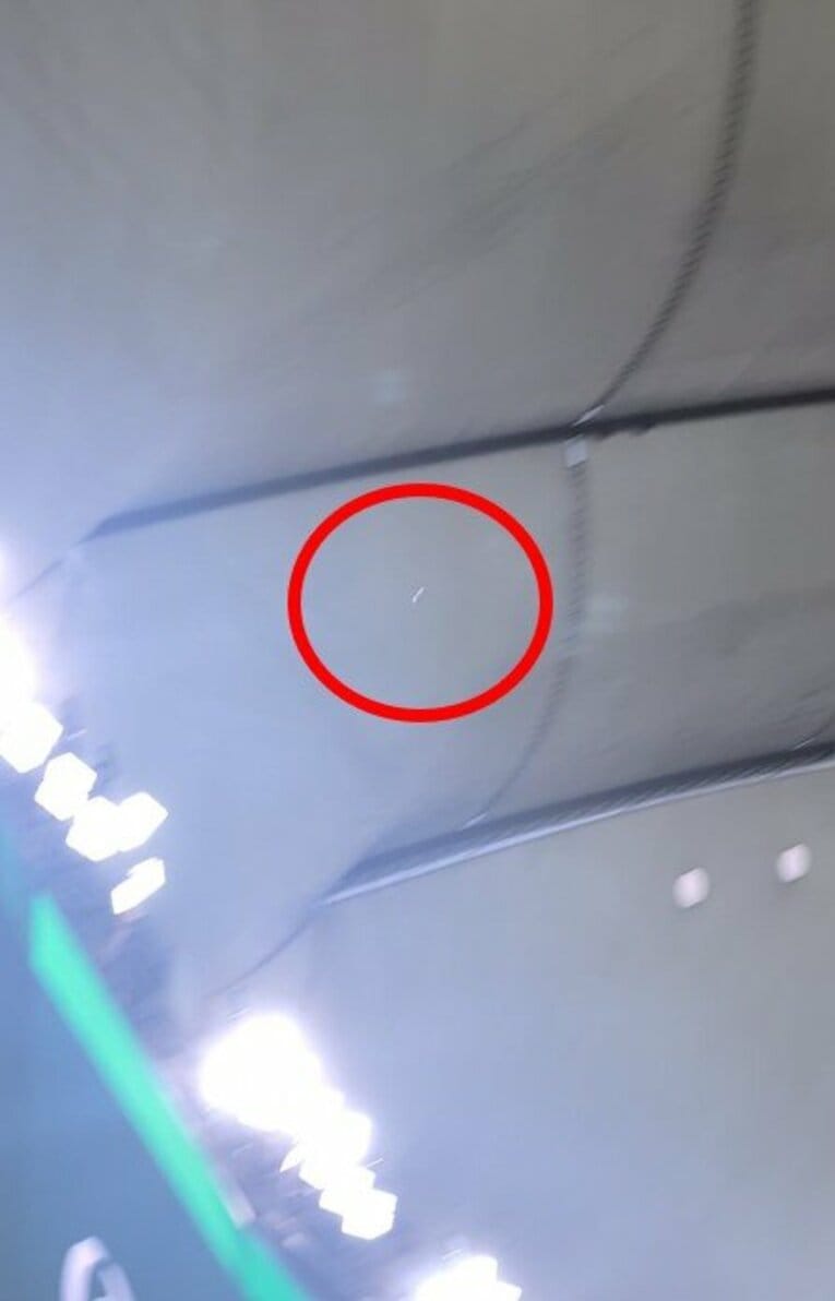 照明上に向かう大谷翔平BP打球（写真は右に続きます）　©Aki