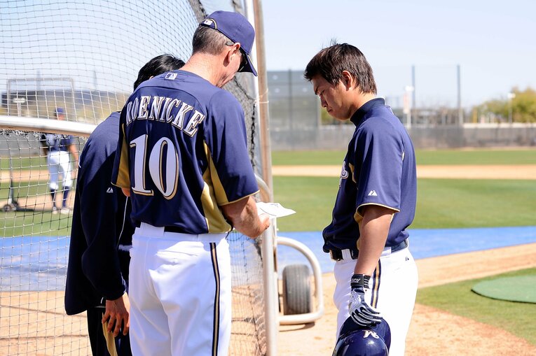 レニキー監督と話し込む青木（右）　©︎Getty Images