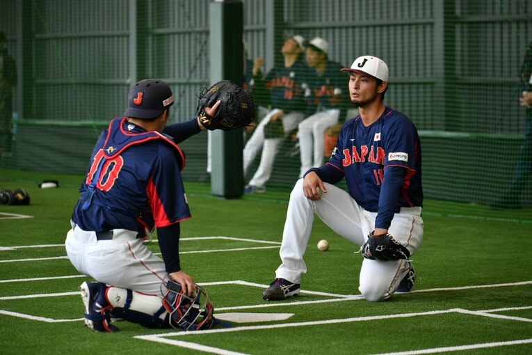 動きを交えながら甲斐に捕球について考えを伝えるダルビッシュ　©︎Hideki Sugiyama