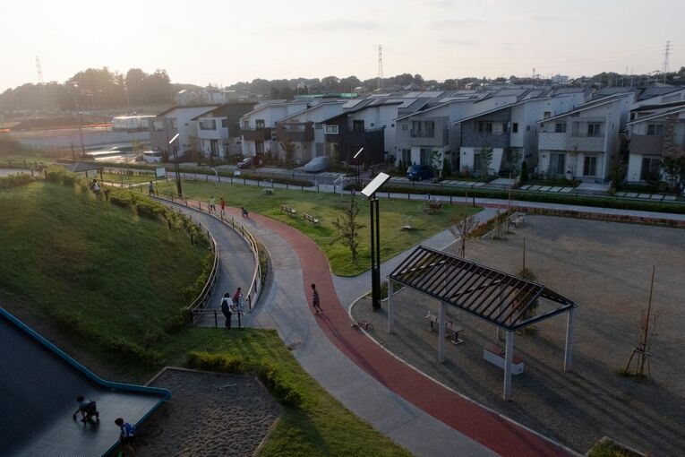 スタジアムと反対側（駅の西側）に出てみると… 一戸建ての新分譲地もあるなど、“住宅地”としての空気感がやや強かった