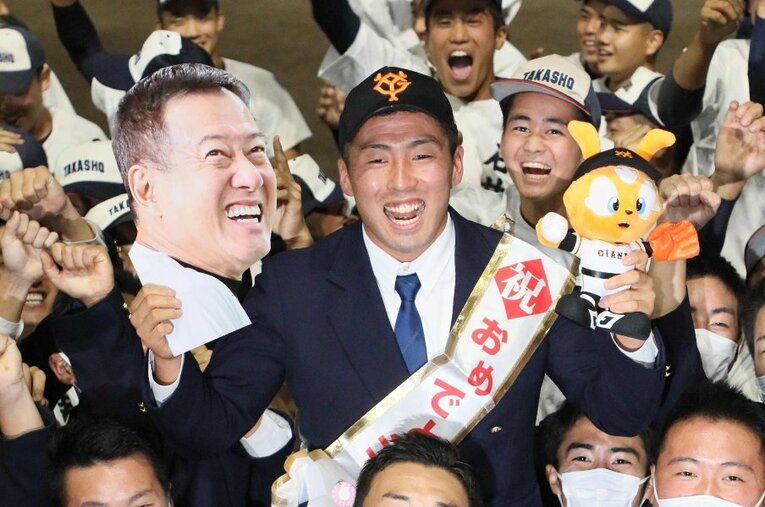 10月20日のドラフト会議。阪神との競合の末、巨人が交渉権を獲得。野球部の仲間らに祝福されるドラ1・浅野翔吾外野手（高松商） ／ photograph by JIJI PRESS