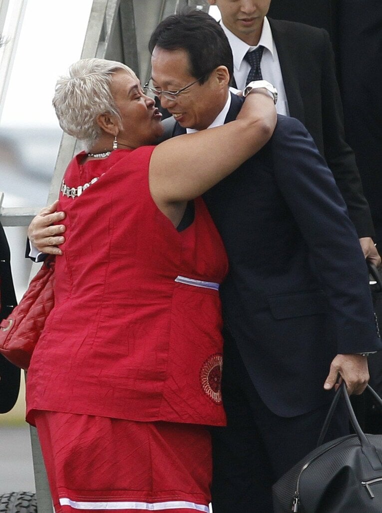 南アフリカ・ジョージ市長のメルシア・ドラフンデル氏に迎えられる岡田監督　©Sports Graphic Number