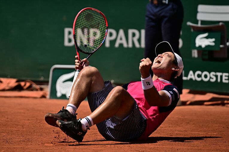 今年の全仏でベスト16進出を果たし、喜ぶ西岡。あえてコート内では感情をあらわにしながら、自分をコントロールしている　©AFP=JIJI PRESS