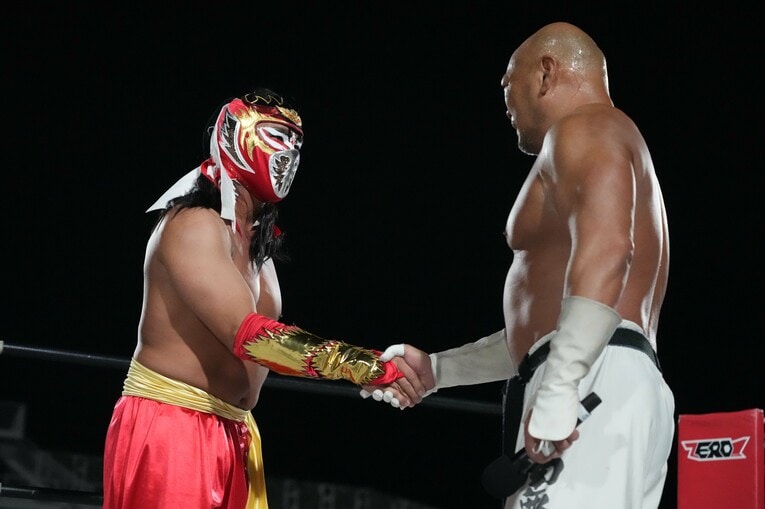 新崎人生と握手するハヤブサ　©Essei Hara