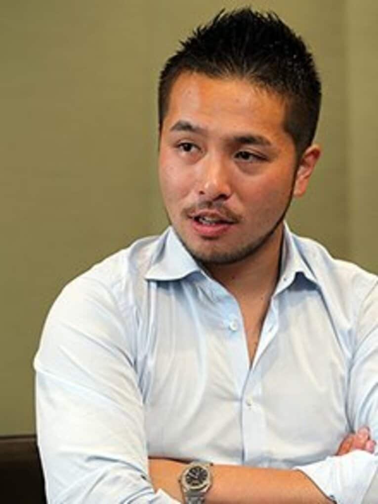 榎森亮太　Ryota Emori
1985年生まれ。奥寺スポーツアカデミーに在学中、上海申花U-19に留学。卒業後、長野エルザ（現・長野パルセイロ）に加入。ドイツに渡り下部リーグでプレーしていた時に本田圭佑と出会う。その後、専属マネージャーを経て「ソルティーロ」事業責任者に就任。