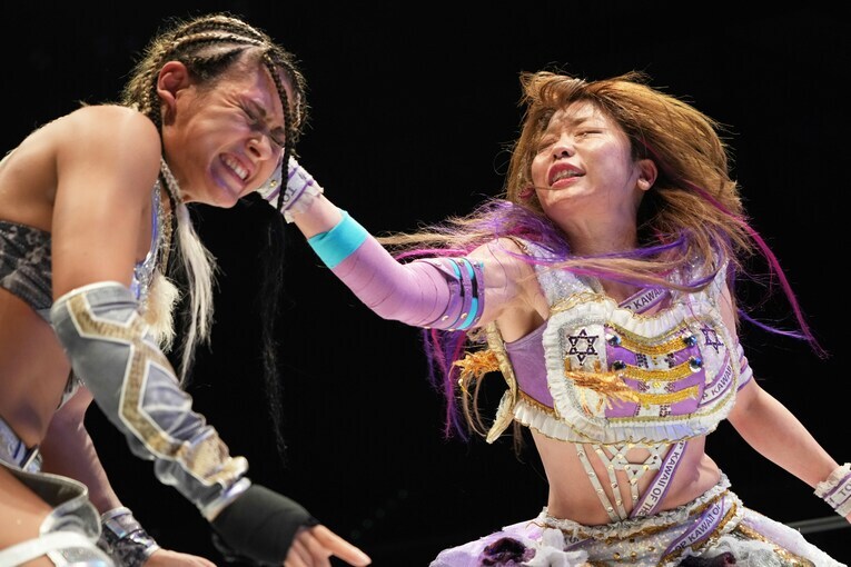 ジュリアに張り手を見舞う中野たむ。2022年10月1日、武蔵野の森総合スポーツプラザ　©Essei Hara