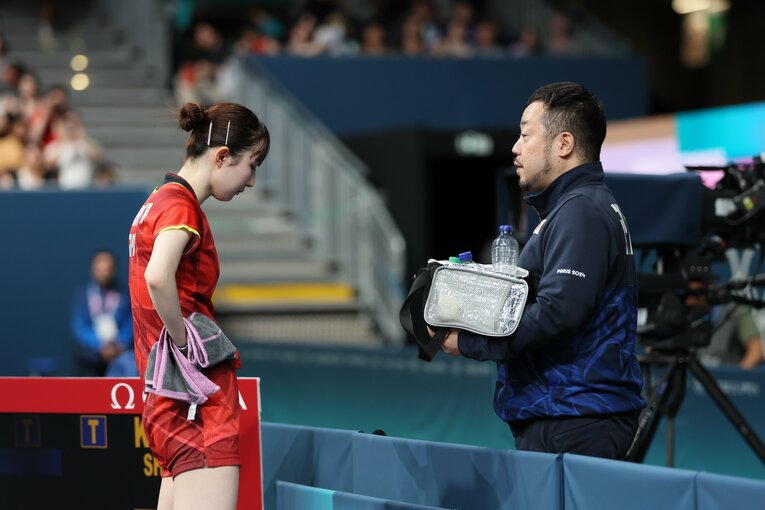 早田に言葉をかける石田コーチ　©︎Kaoru Watanabe/JMPA