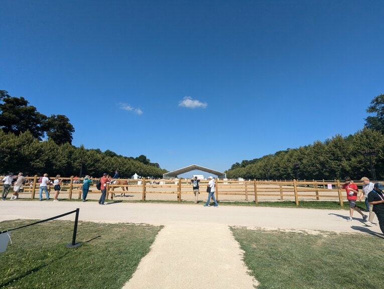 出番を待つ人馬の待機所　©JMPA