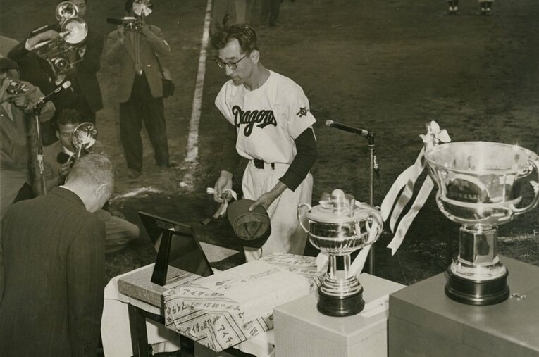1954年日本シリーズで中日を優勝に導き、MVPを獲得した杉下茂 ／ photograph by Asahi Shimbun