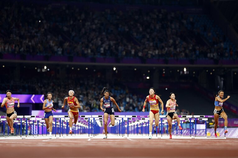 アジア大会決勝、田中は左端。中国の呉（右から3人目）は不正スタートで失格となった　©AFLO