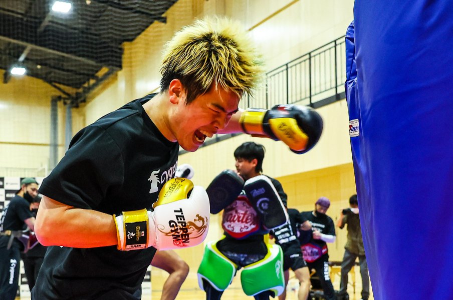 “世紀の一戦”を前にした那須川天心の告白「正直、決まったときは不安がありました」… 武尊の存在は「徐々に小さくなっている」<Number Web> photograph by Susumu Nagao