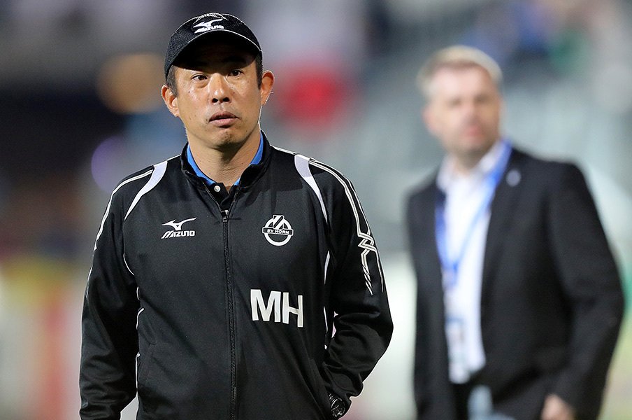 本田圭佑がホルンの指揮を託した男。濱吉正則監督は、元名古屋の“本田番”。<Number Web> photograph by AFLO