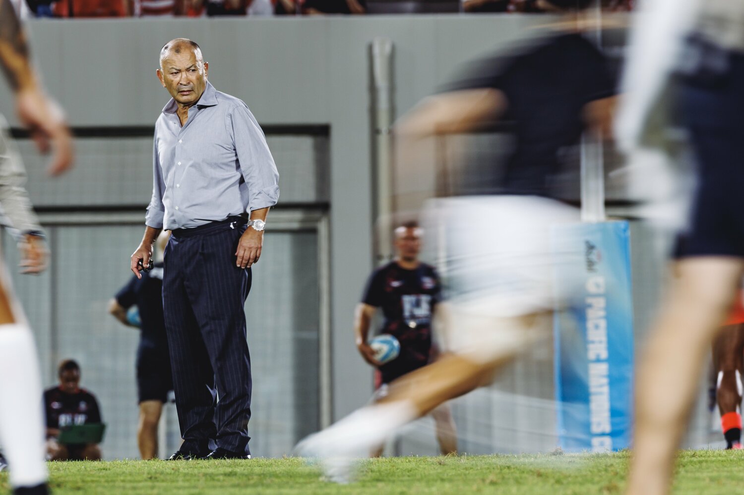 選手たちに視線を送るエディー・ジョーンズHC　©︎Kiichi Matsumoto