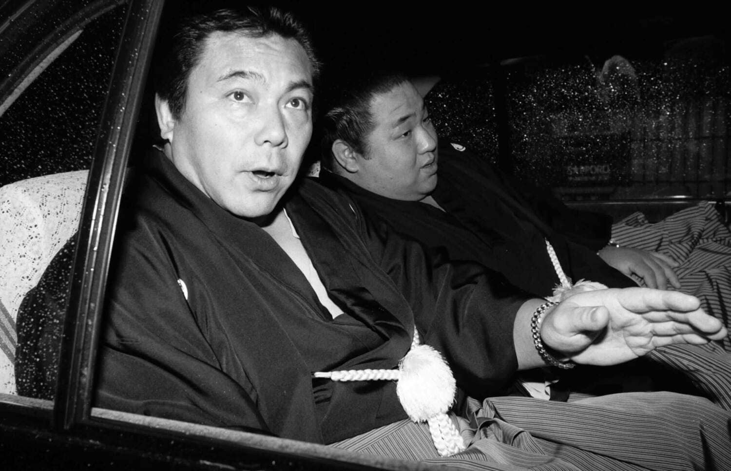 1999年、初場所優勝後のパーティーに向かう22歳の千代大海と師匠の九重親方（元横綱・千代の富士）　©BUNGEISHUNJU