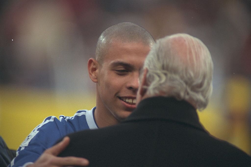 アベランジェ氏に声を掛けられる現役時代のロナウド　©Getty Images