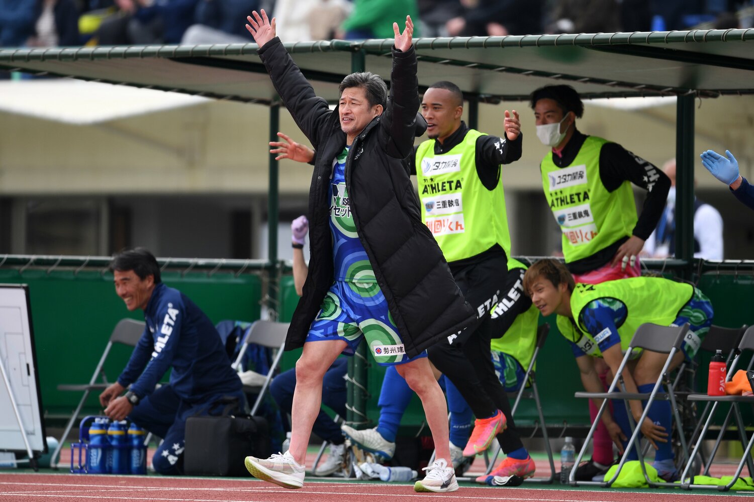 味方のゴールに誰よりも早くベンチを飛び出す　©Masashi Hara