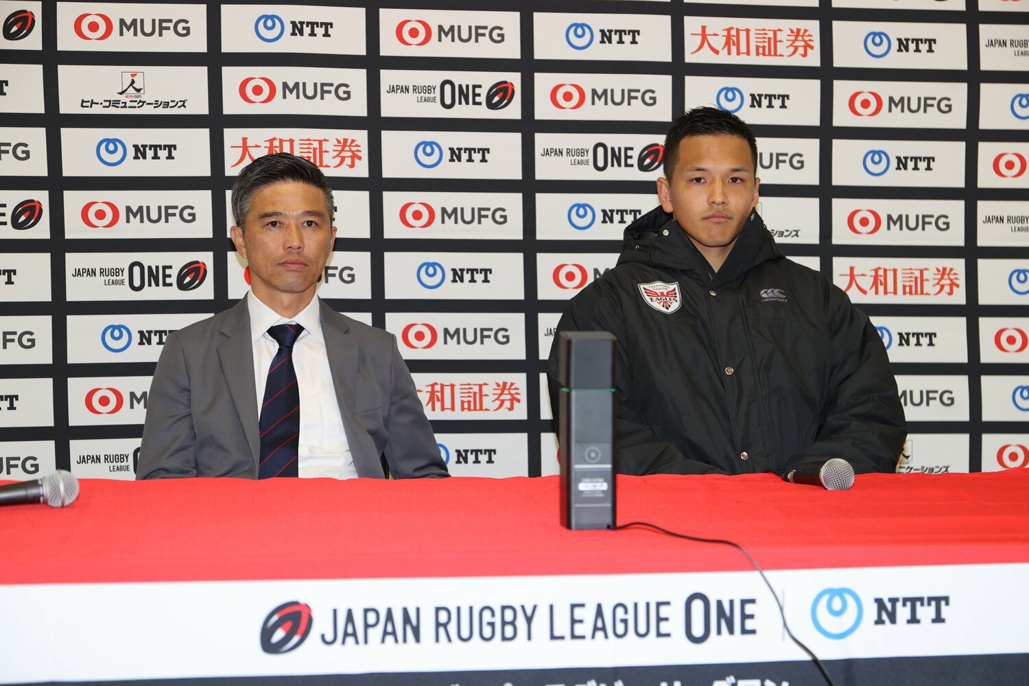 スピアーズ戦後、厳しい表情で会見に出席した沢木敬介HC（左）と主将・梶村祐介（2022年12月25日）©︎JRLO