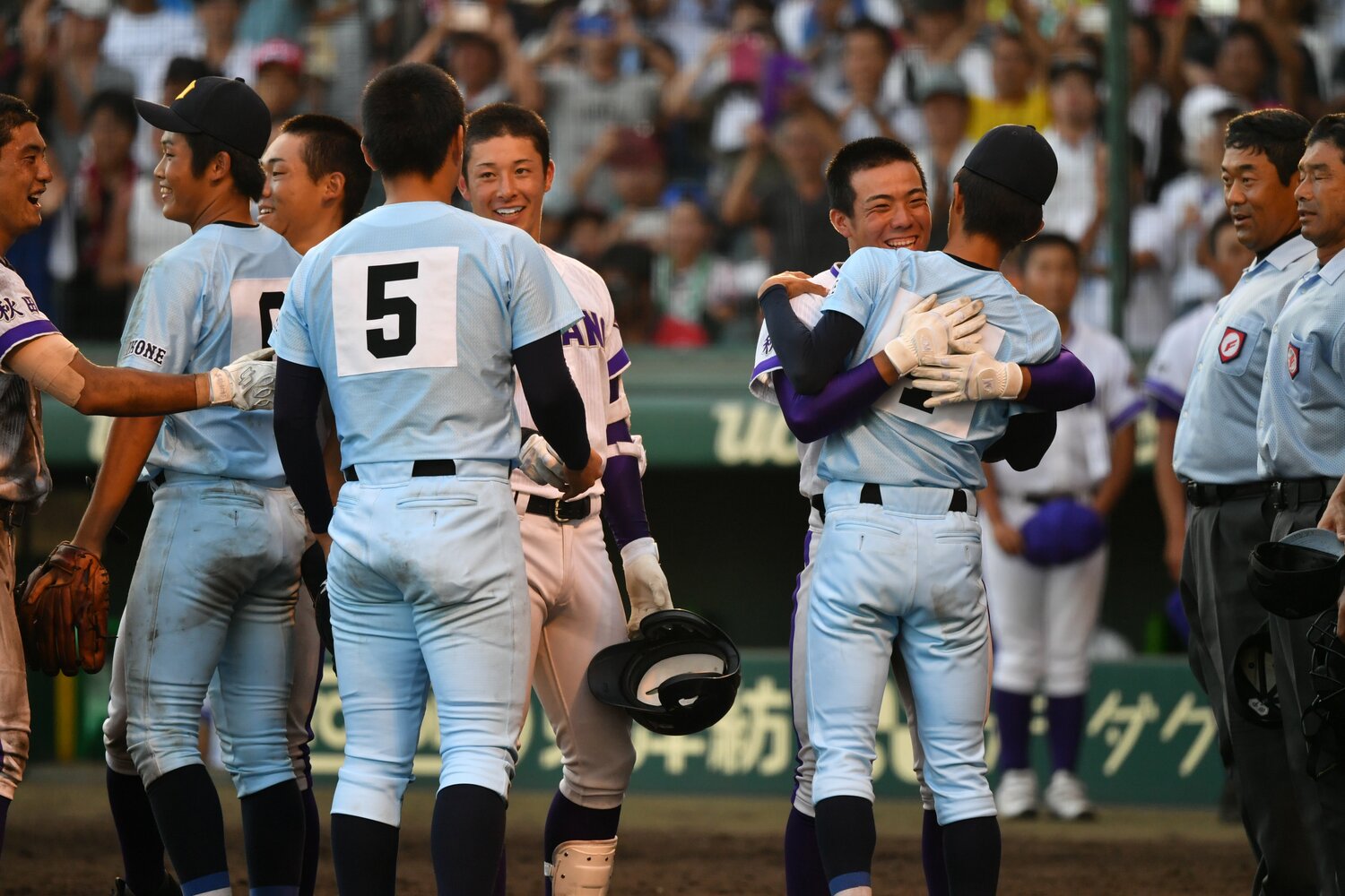 試合後、近江の北村恵吾にボールを差し出す吉田輝星　©Hideki Sugiyama
