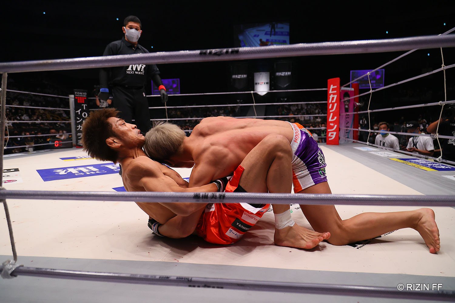 神龍は所のサブミッションを潰し、優位なポジションをキープする　©RIZIN FF