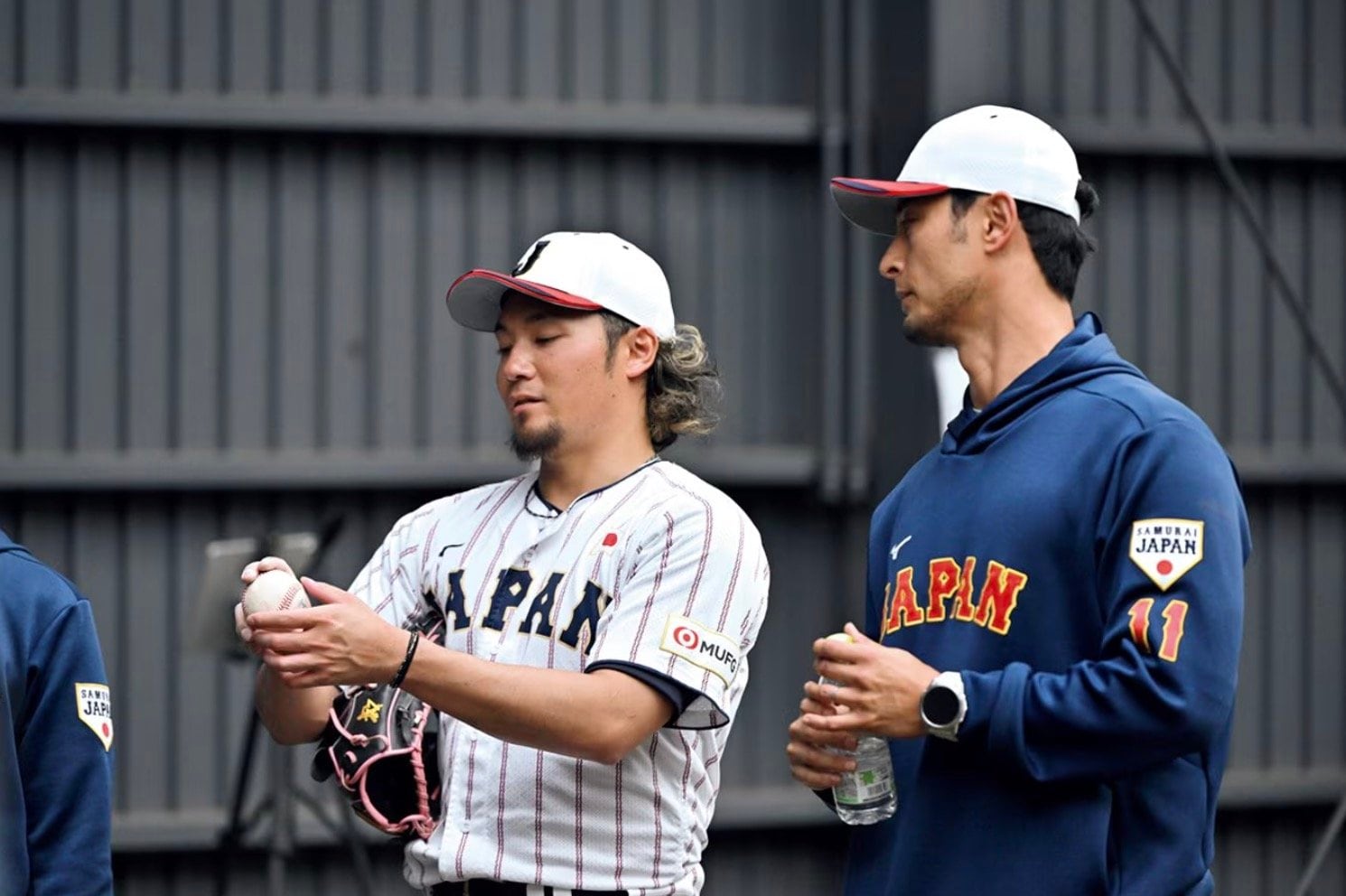 宮崎合宿中、伊藤はアドバイザーのダルビッシュに助言を求めた ©Hideki Sugiyama