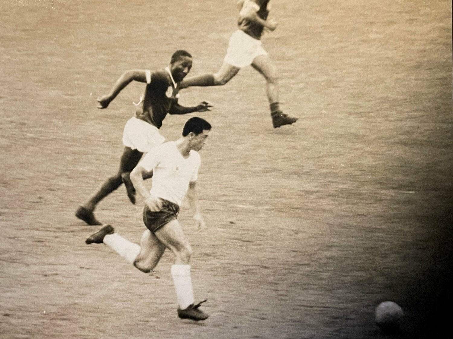 ブラジルの名門パルメイラスのDF陣をドリブルで切り裂く杉山隆一（本人提供）