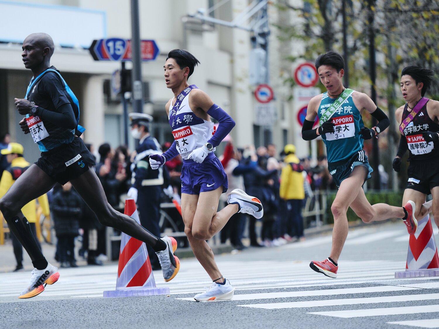最強・駒澤大についていく選択をし、3番手を走った荒巻　©Yuki Suenaga