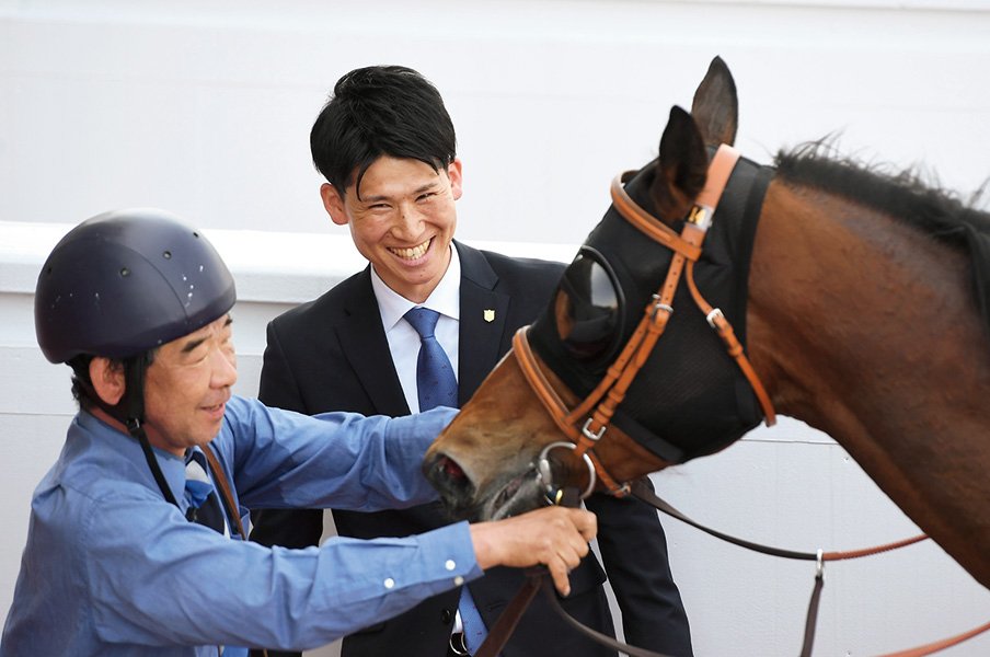 佐藤悠太「重賞一番乗りのルーキー調教師。“逆算”した通りの人生の続きは？」＜Number Web＞ photograph by SANKEI SHIMBUN