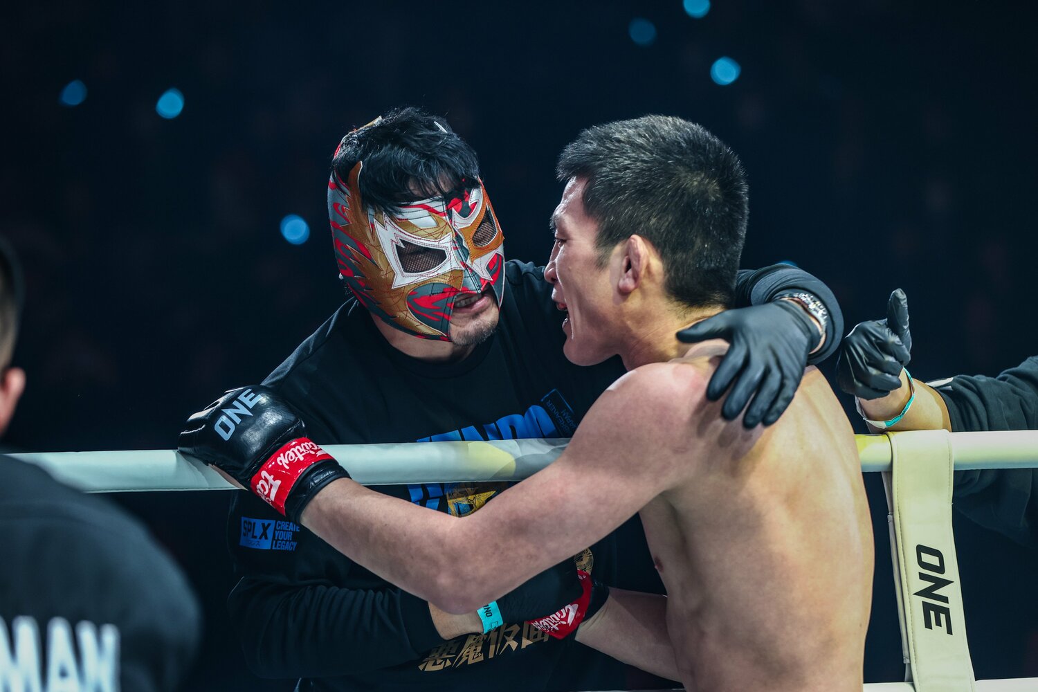 セコンドを務めたケンドー・カシンと抱擁　©ONE Championship