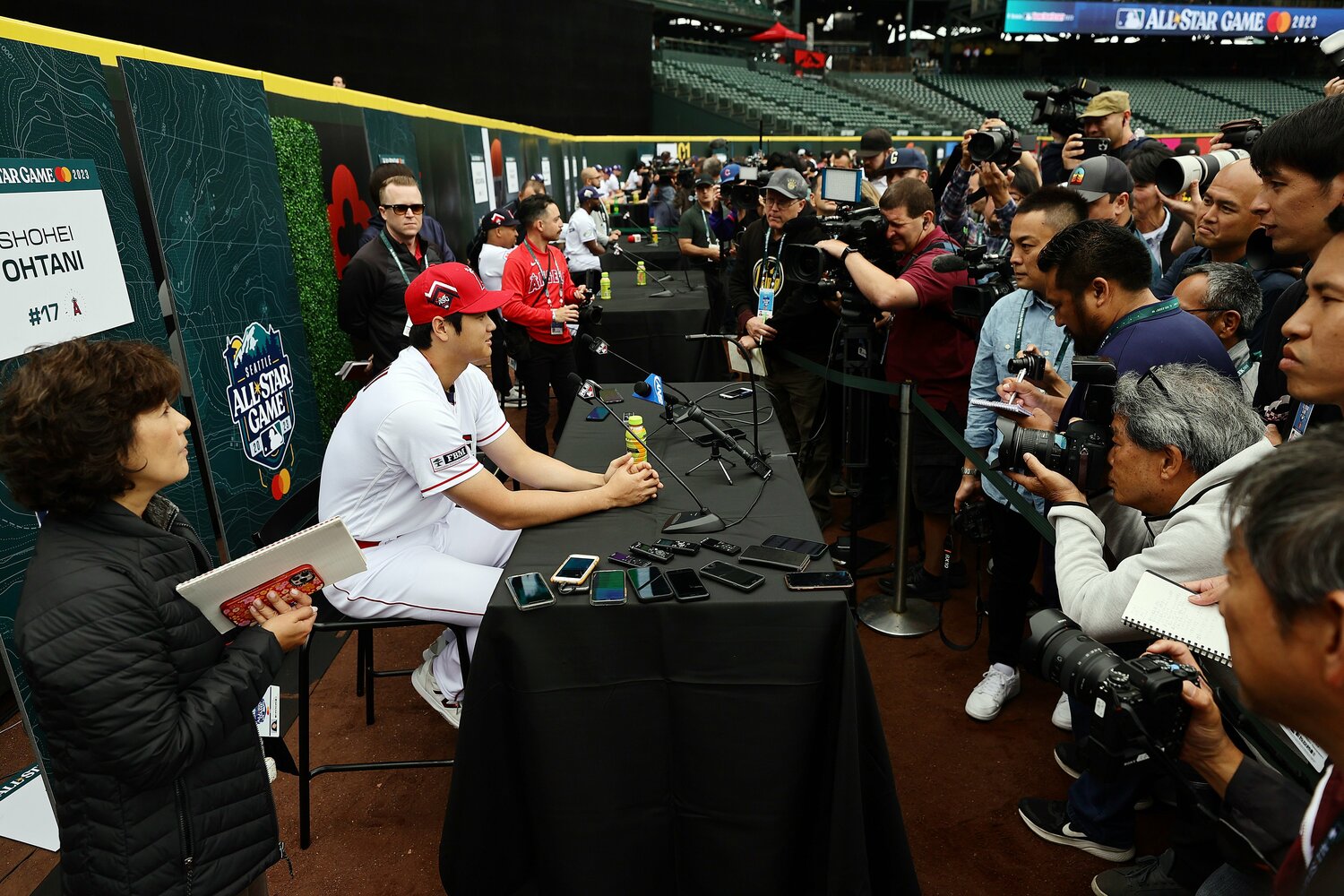 オールスターのワークアウト・デーで記者陣に囲まれる大谷　©Getty Images