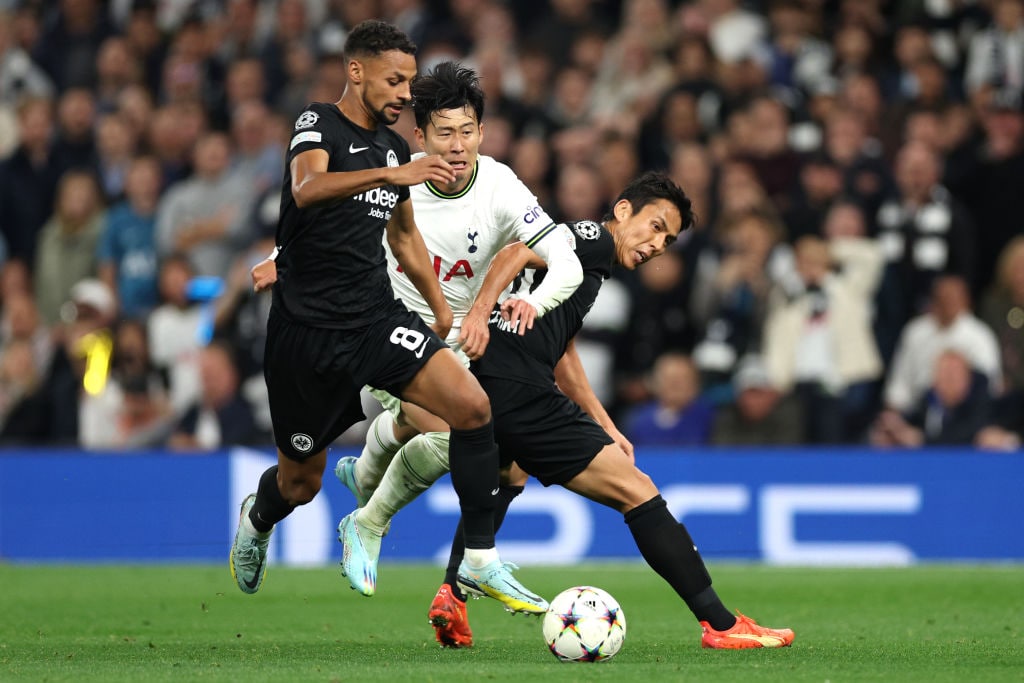 味方と連動してソン・フンミンを封じに行く長谷部　©Getty Images