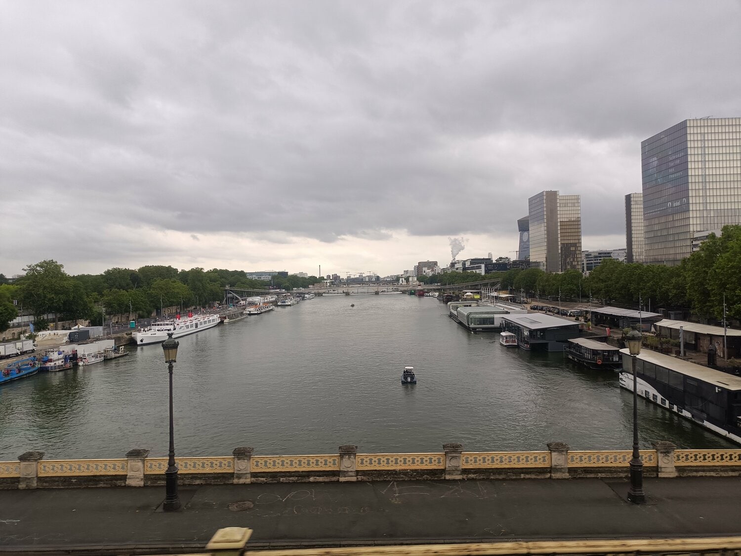 開会式直前のベルシー橋。祝祭の華やかさはまだまったく感じられなかったが…　©Yuji Hirooka