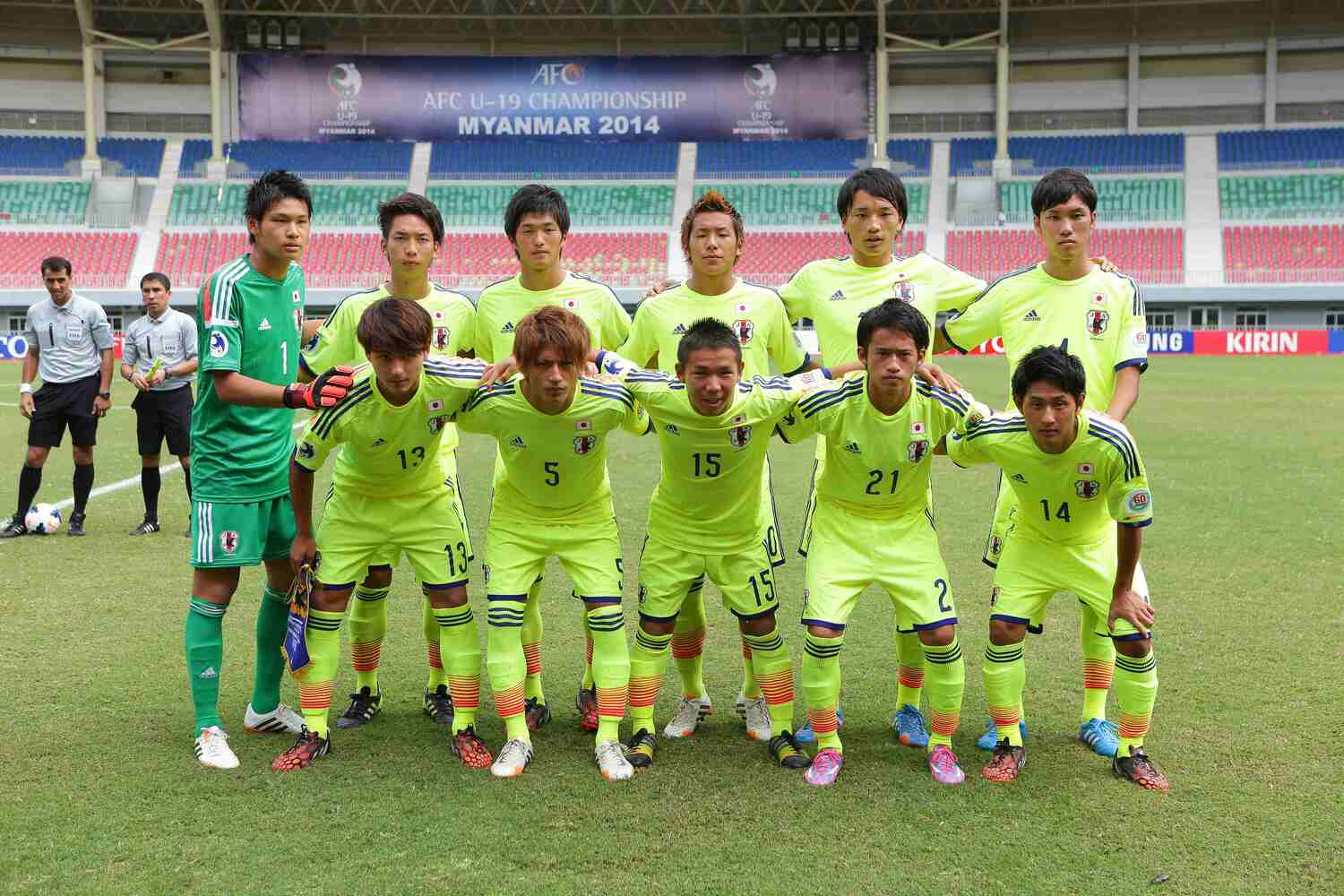 南野拓実（前列一番左）らと出場したAFC U-19選手権。川辺は後列左から2番目　©︎AFLO