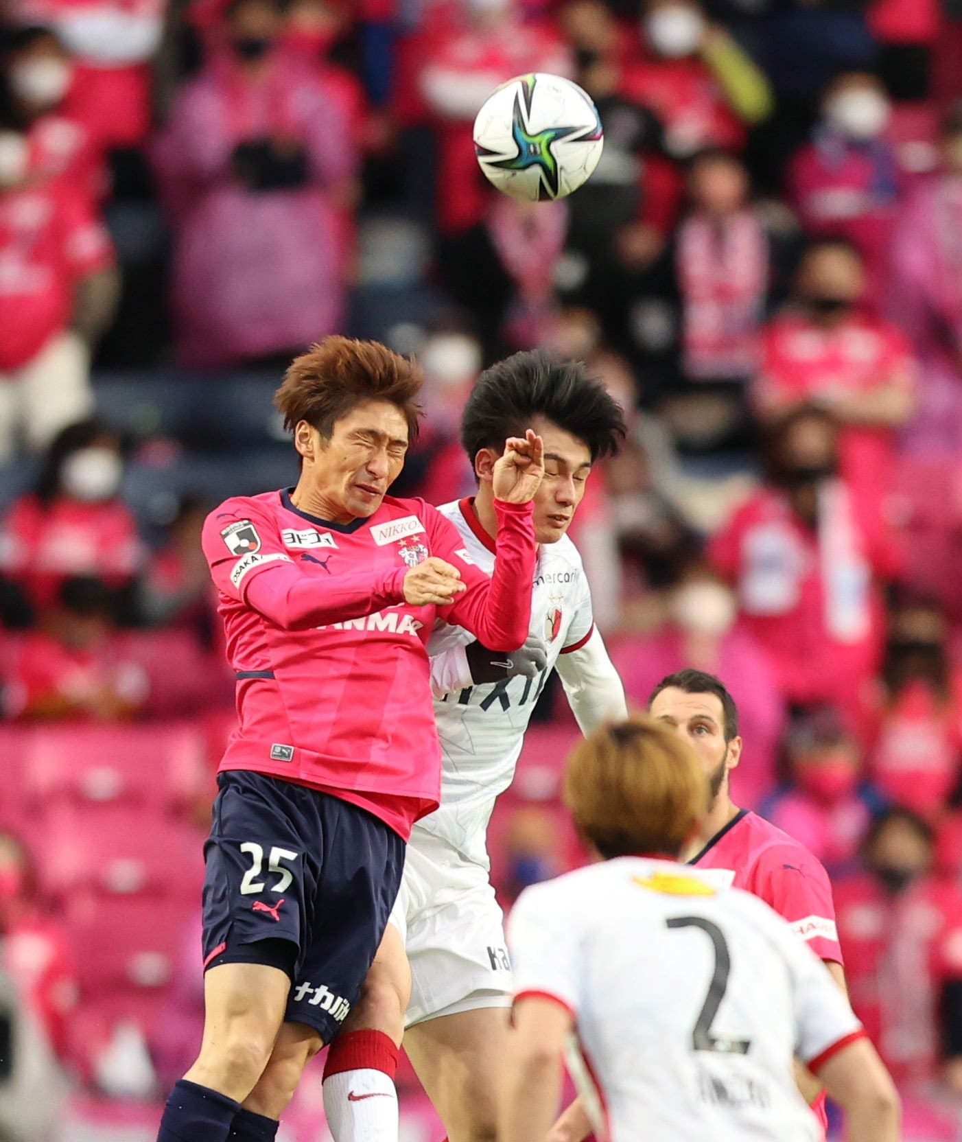 ヘディングで競り合う上田 ©JIJI PRESS