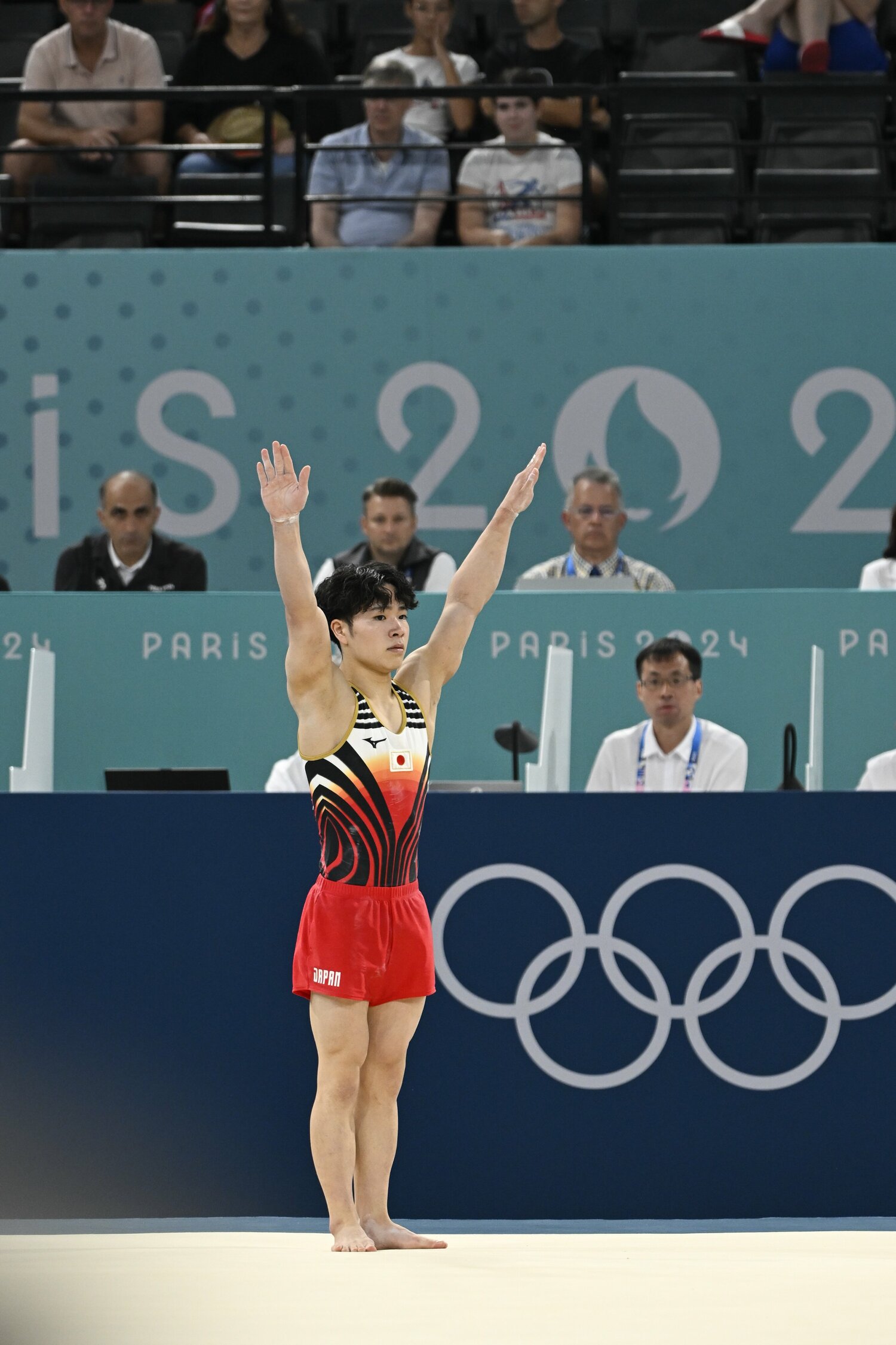 1種目目のゆかで好スタートを切った岡　©Asami Enomoto/JMPA