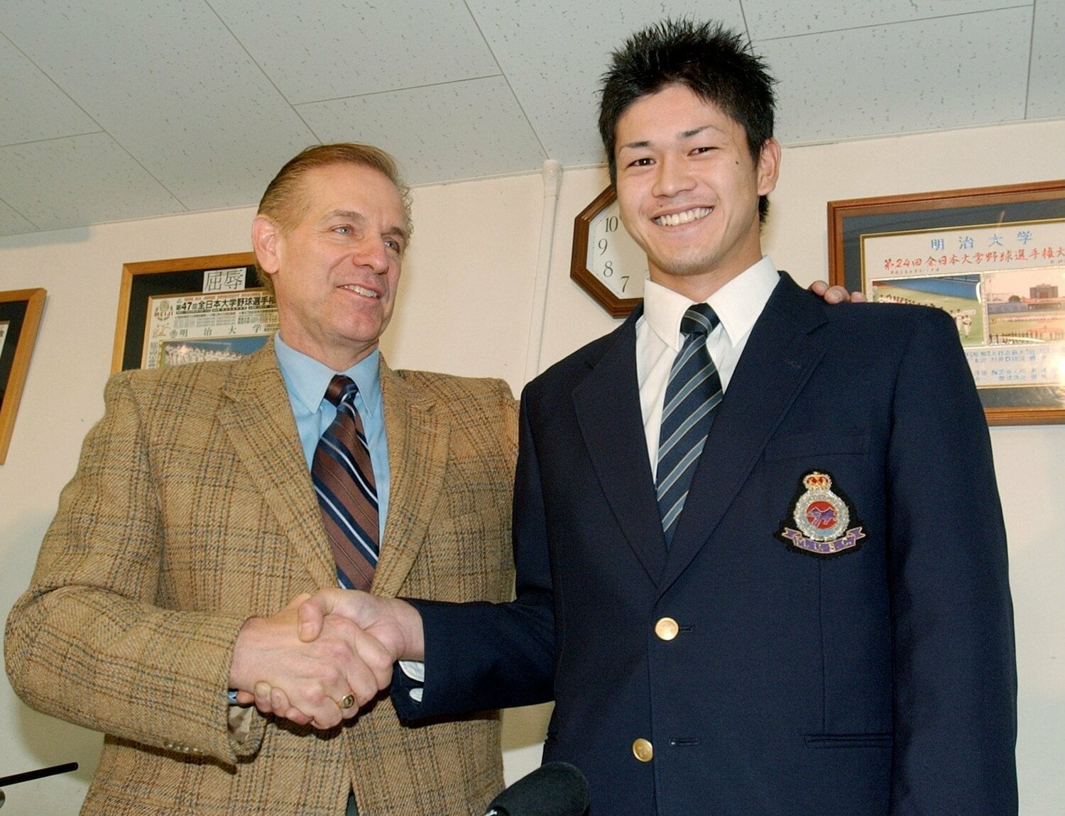 11月17日、ドラフト1位で明治大の一場靖弘投手を指名。マーティ・キーナートGMと握手する一場　©JIJI PRESS